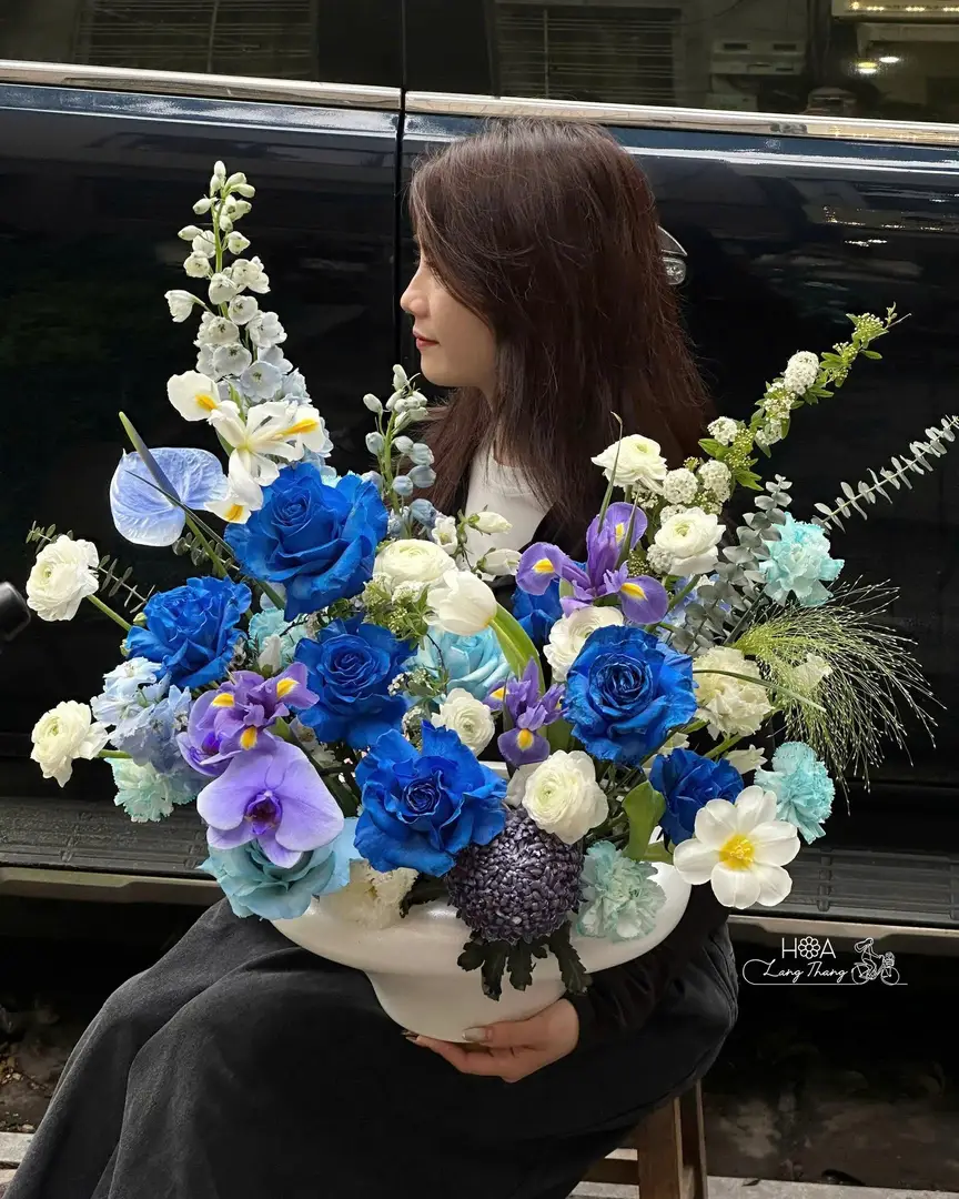 Bouquet kết hợp hoa hồng xanh, lan hồ điệp và các loại hoa khác, kiểu cắm nổi bật