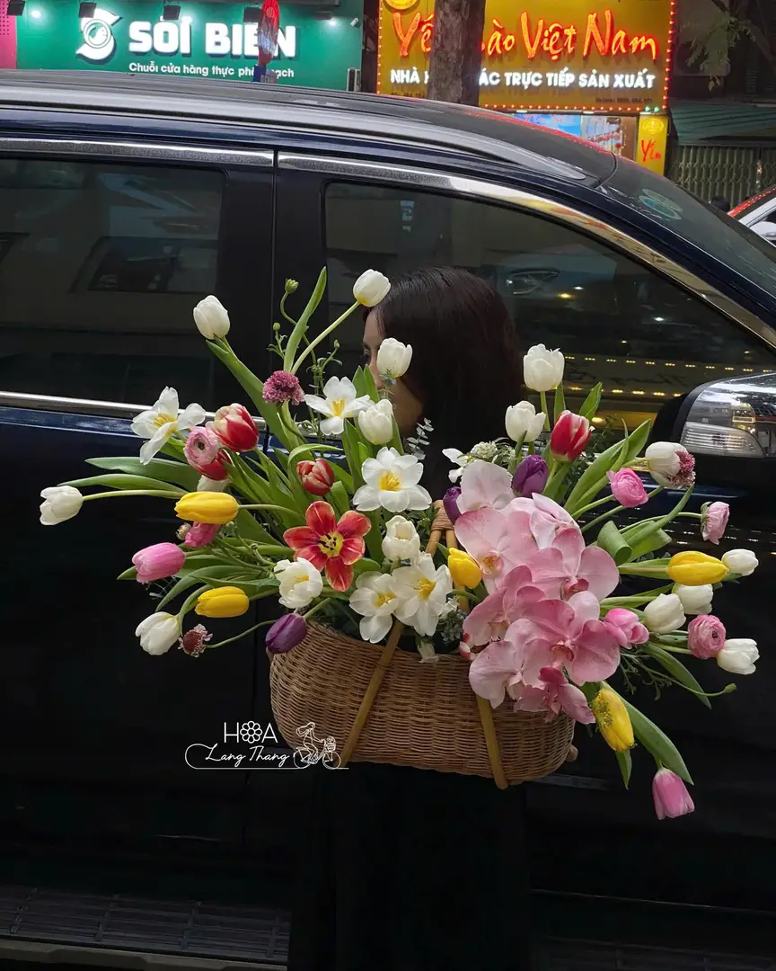 Giỏ hoa tươi rực rỡ gồm tulip, <a href=