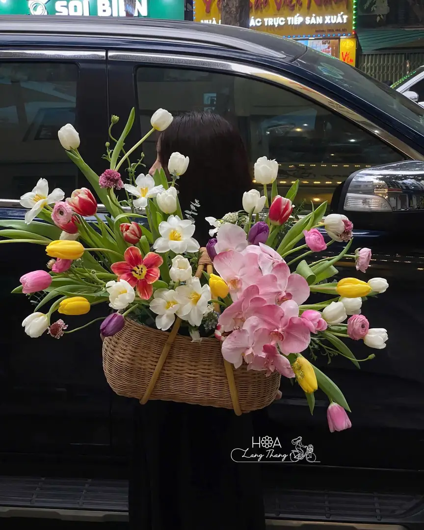 Giỏ hoa tươi từ shop Hoa Lang Thang, với tulip, lan hồ điệp và nhiều loại hoa khác