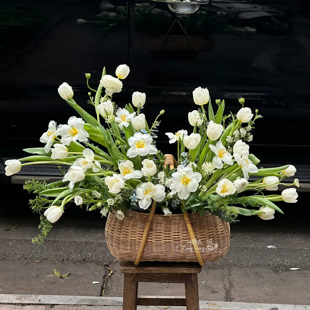 Giỏ hoa trắng với hoa <a href=