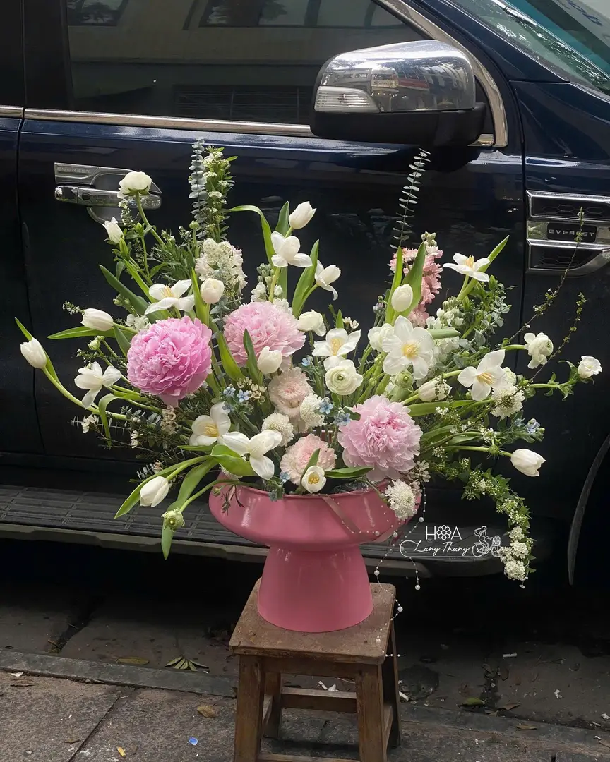 Bình hoa với hoa mẫu đơn, tulip và lan hồ điệp, kiểu cắm nghệ thuật
