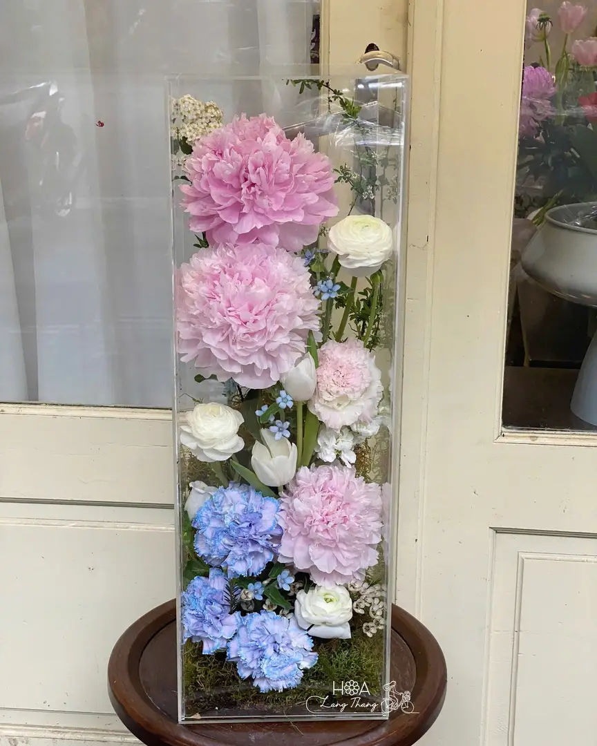 Bình hoa thủy tinh với hoa mẫu đơn hồng, hoa tulip và hoa baby, sang trọng, nghệ thuật
