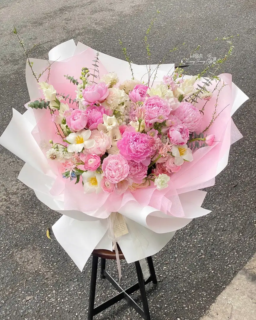 Bó hoa gồm hồng, mẫu đơn và lan hồ điệp, kiểu cắm tươi mới và lãng mạn