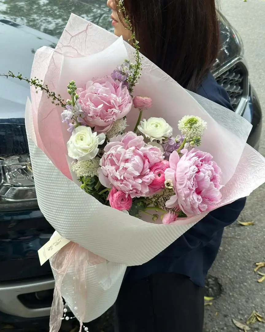 Bó hoa với hoa peony, hồng, và lan, kiểu cắm sang trọng