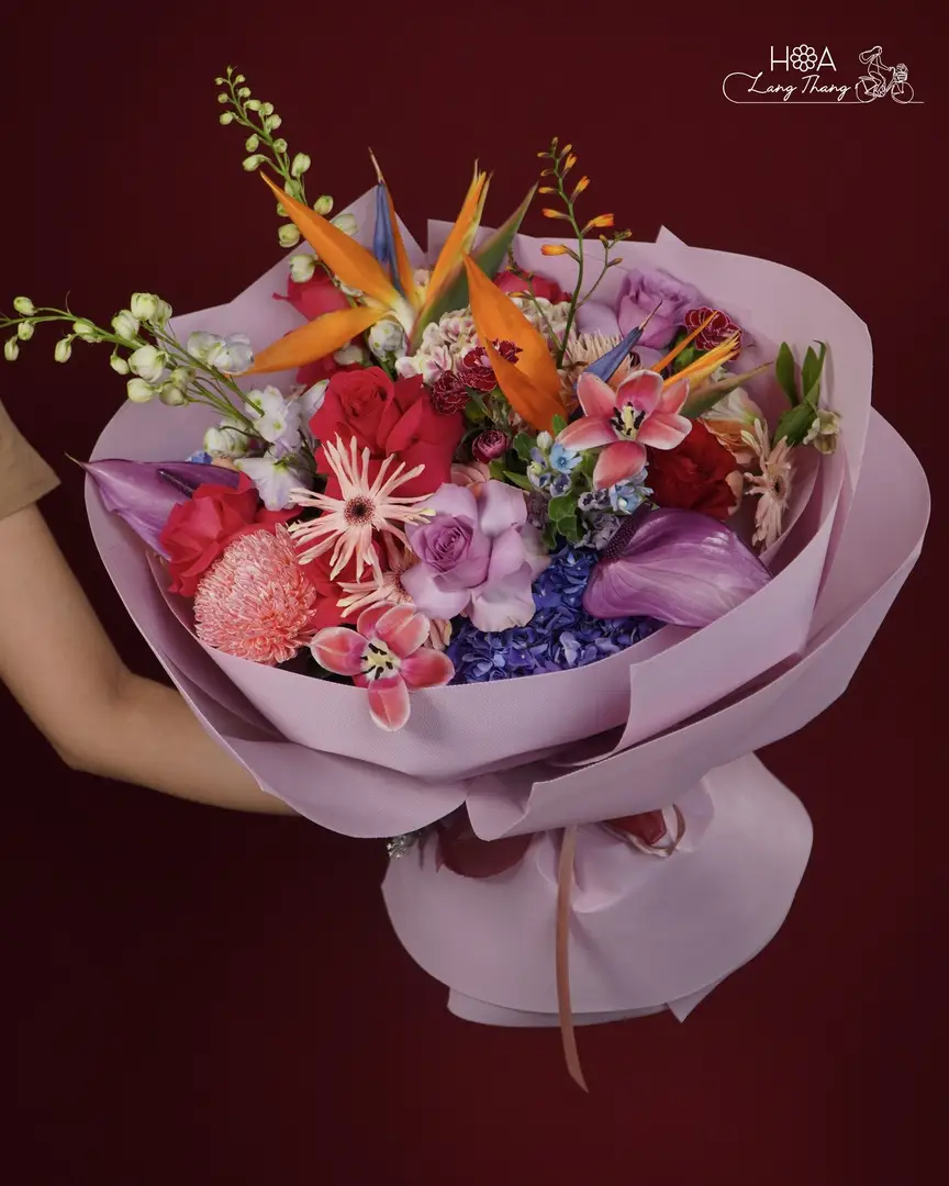 Bó hoa nhiều màu sắc, gồm lan hồ điệp, hồng, và cúc, kiểu cắm hiện đại