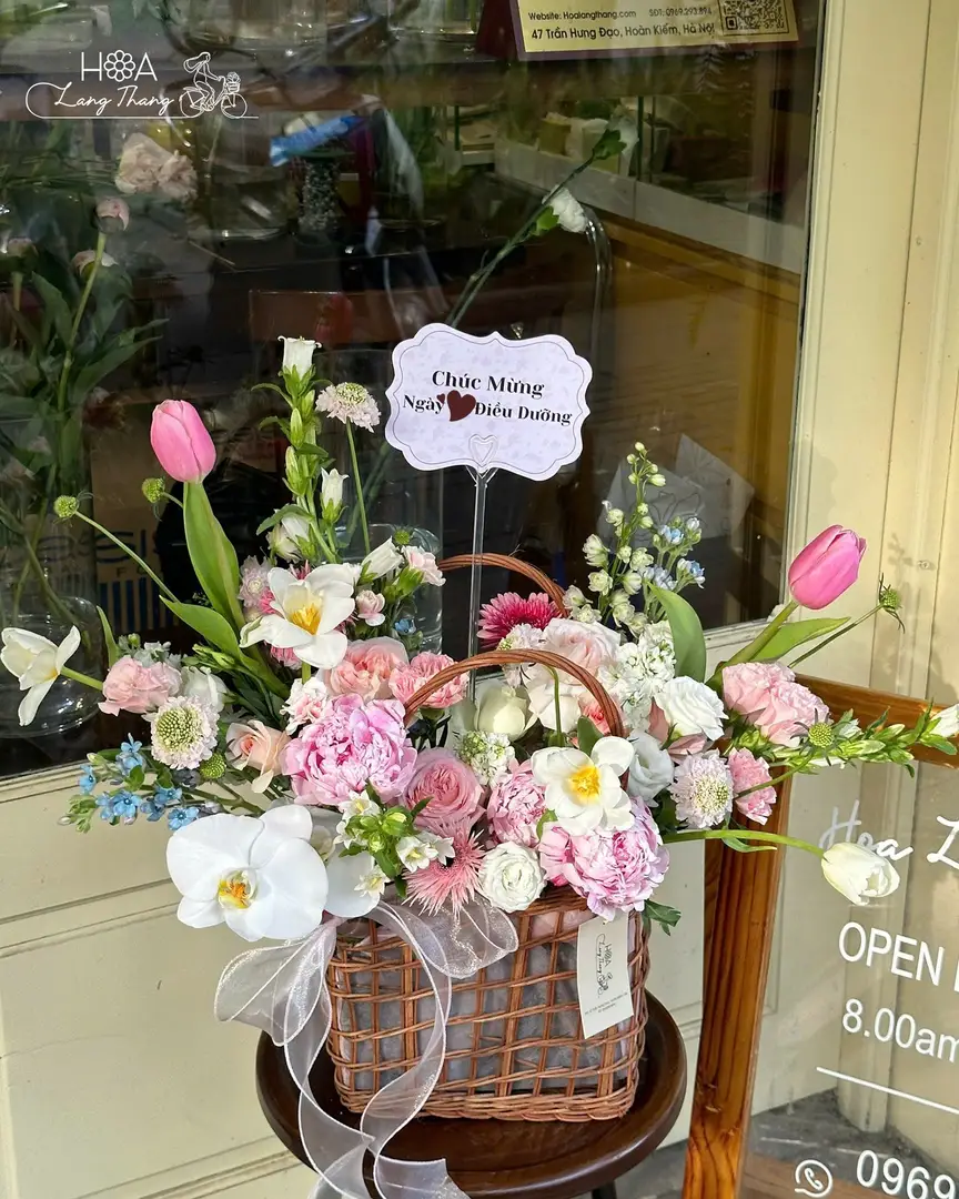 Giỏ hoa chúc mừng với tulip, hồng, cúc và màu hồng, trắng, thích hợp 20-10