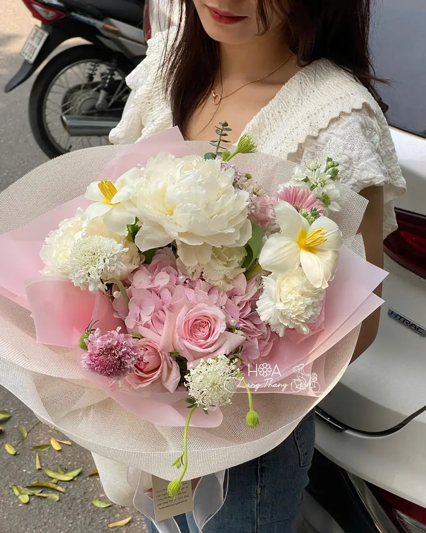 Bó hoa gồm hoa hồng, cẩm tú cầu, và hoa thục quỳ, kiểu cắm hiện đại