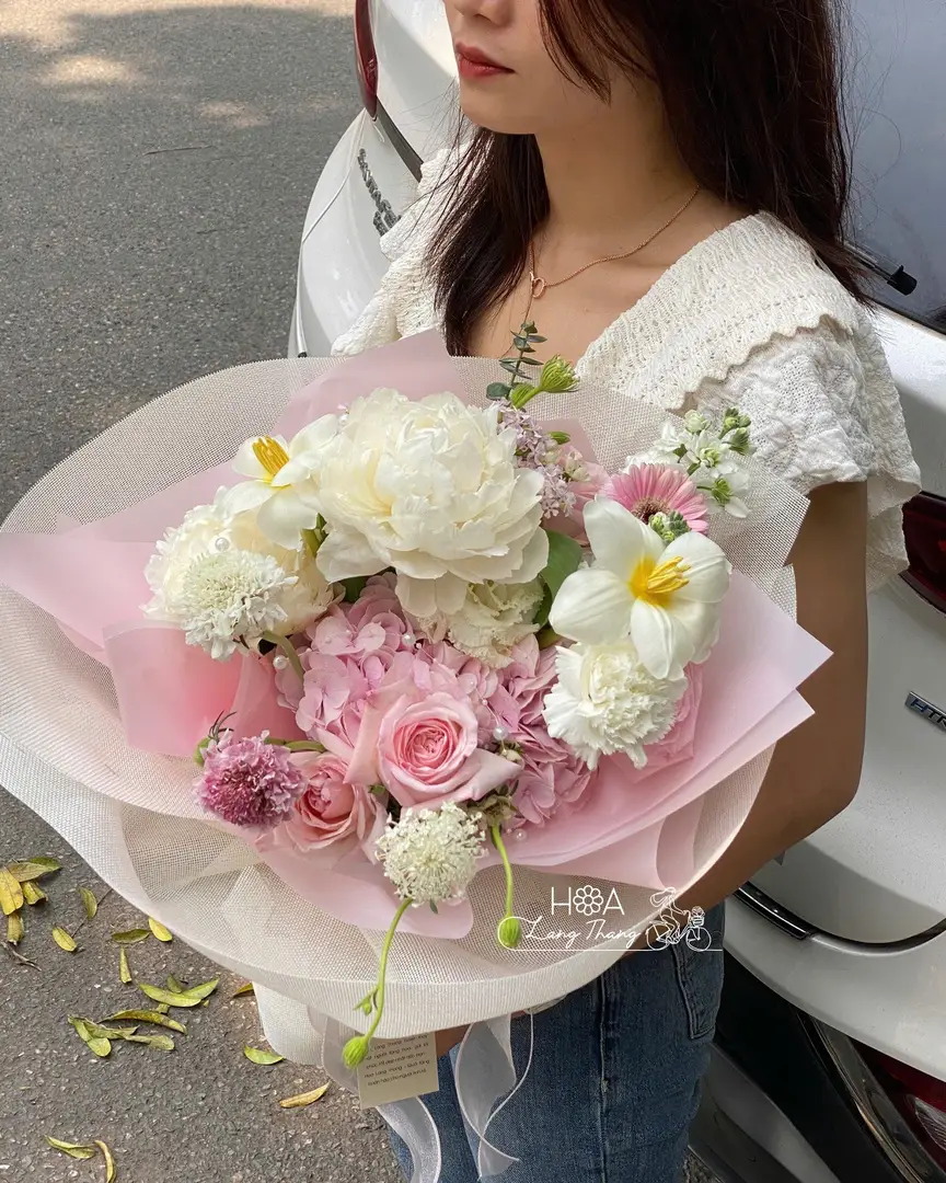 Bó hoa kết hợp hoa hồng, cúc, và lan trắng, trang trí tinh tế và sang trọng