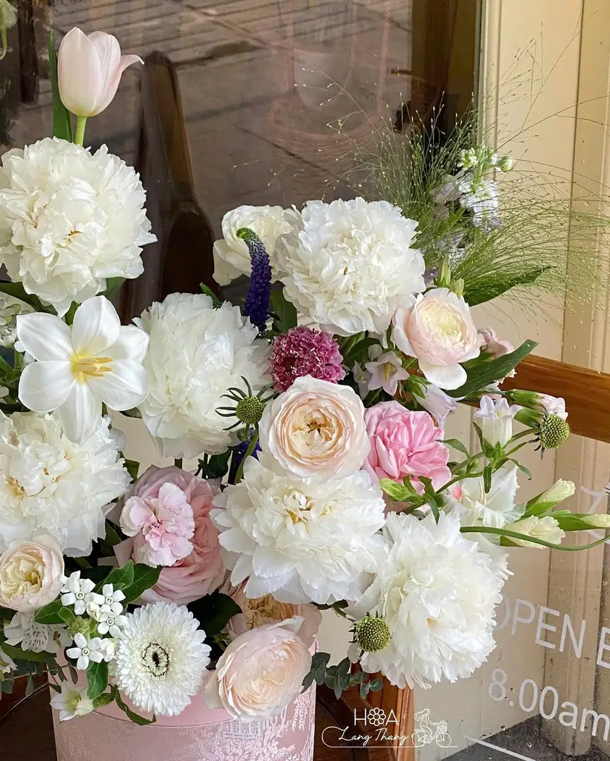 Bình hoa trắng hồng với peony, hồng, và lily, cắm trang nhã