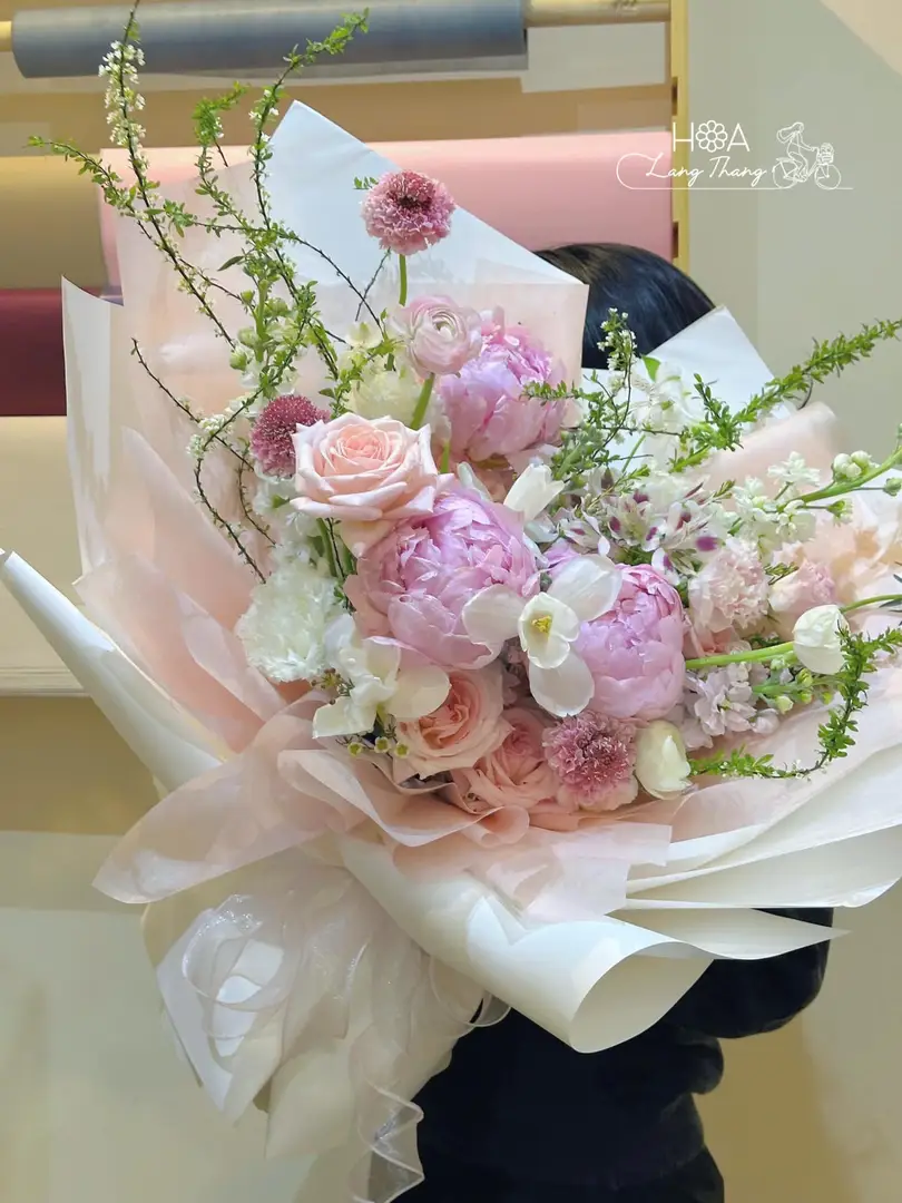 Bó hoa tươi với hoa hồng, hoa peony, lan hồ điệp và các loại hoa nhỏ, cắm kiểu sang trọng