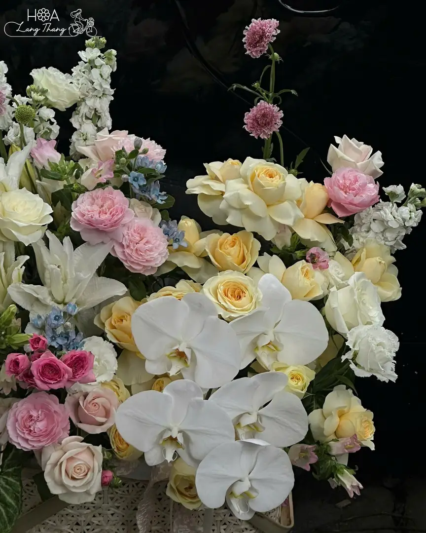 Bouquet hoa tươi nhiều loại với hoa hồng, lan hồ điệp và hoa cắm xen kẽ