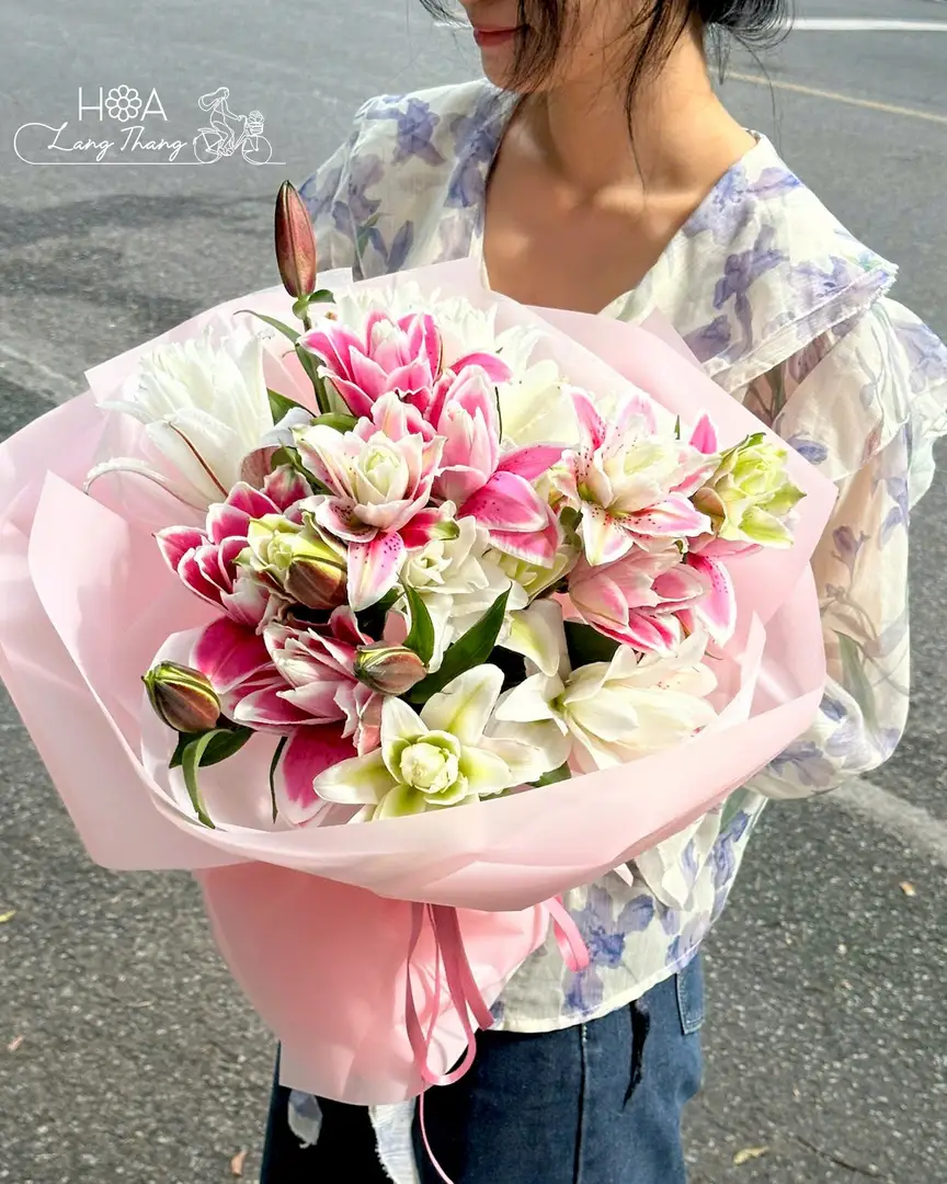 Bó hoa gồm tulip, ly và hoa hồng với tông màu hồng và trắng, kiểu cắm tinh tế
