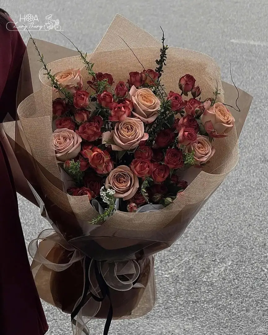Bouquet hoa hồng với sắc đỏ và hồng, kiểu cắm sang trọng