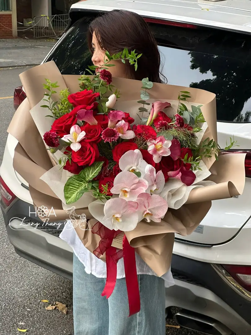 Bó hoa gồm hồng đỏ, lan hồ điệp, tulip tạo sắc thái rực rỡ