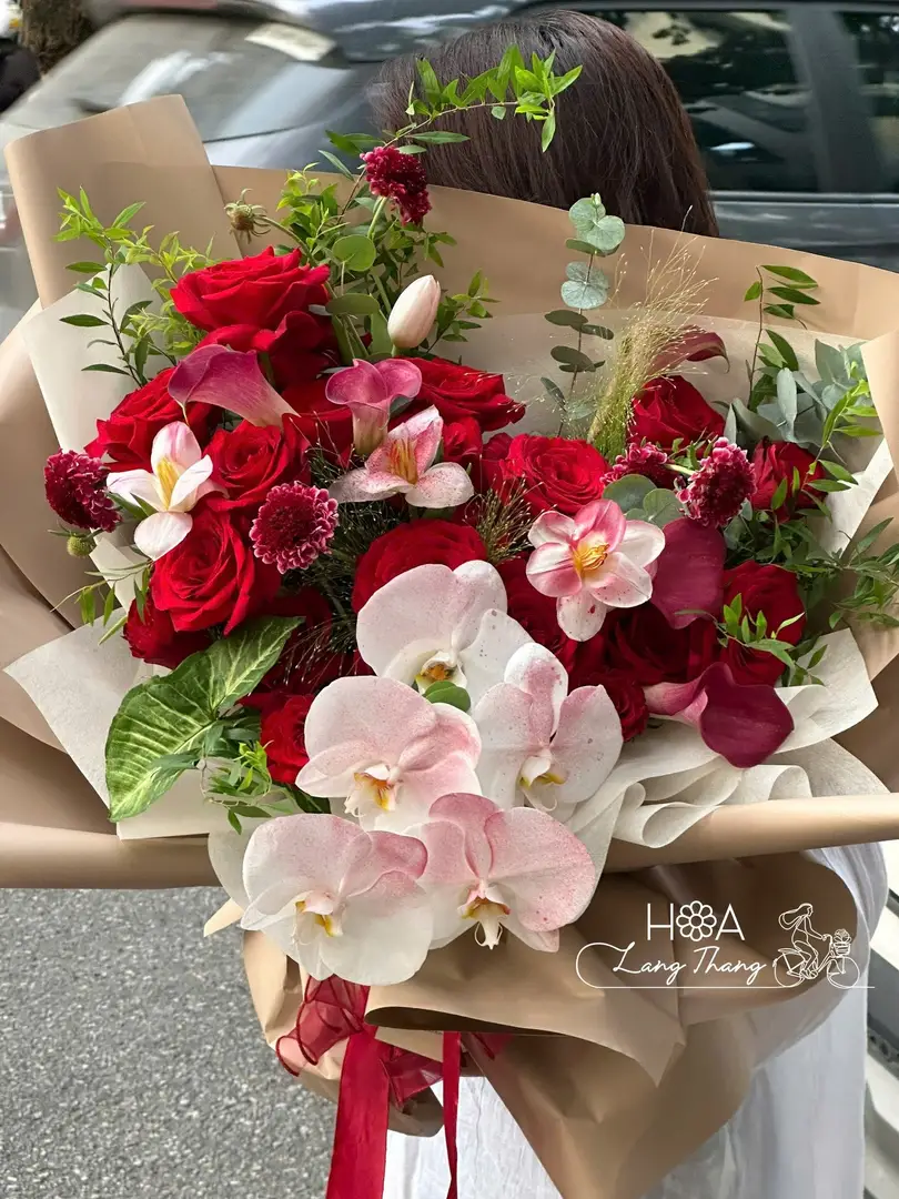 Bó hoa đẹp gồm hồng đỏ, <a href=