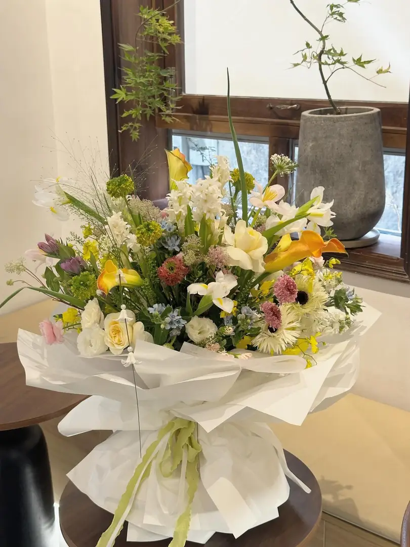 Bình hoa nhiều sắc màu với tulip, lan hồ điệp và hoa cúc, được cắm nghệ thuật