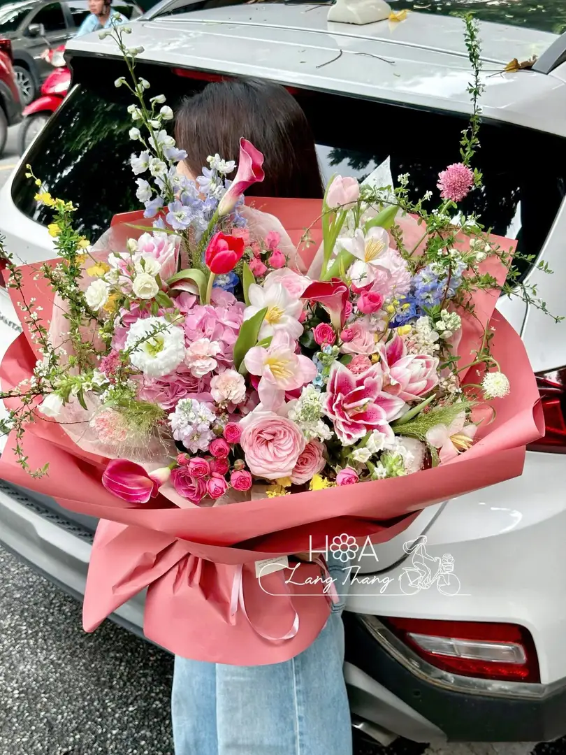 Bó hoa lớn nhiều màu sắc gồm tulip, hồng, baby, kiểu cắm nghệ thuật