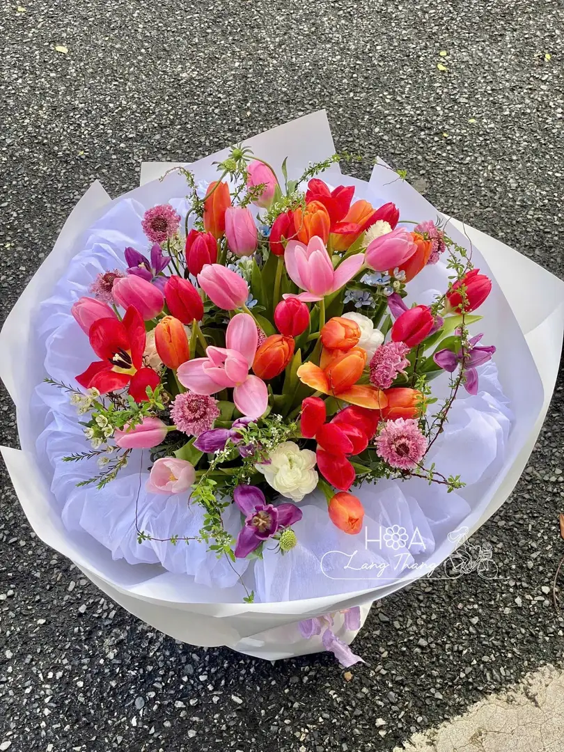 Bó hoa nhiều màu sắc với các loại tulip rực rỡ, kiểu cắm độc đáo