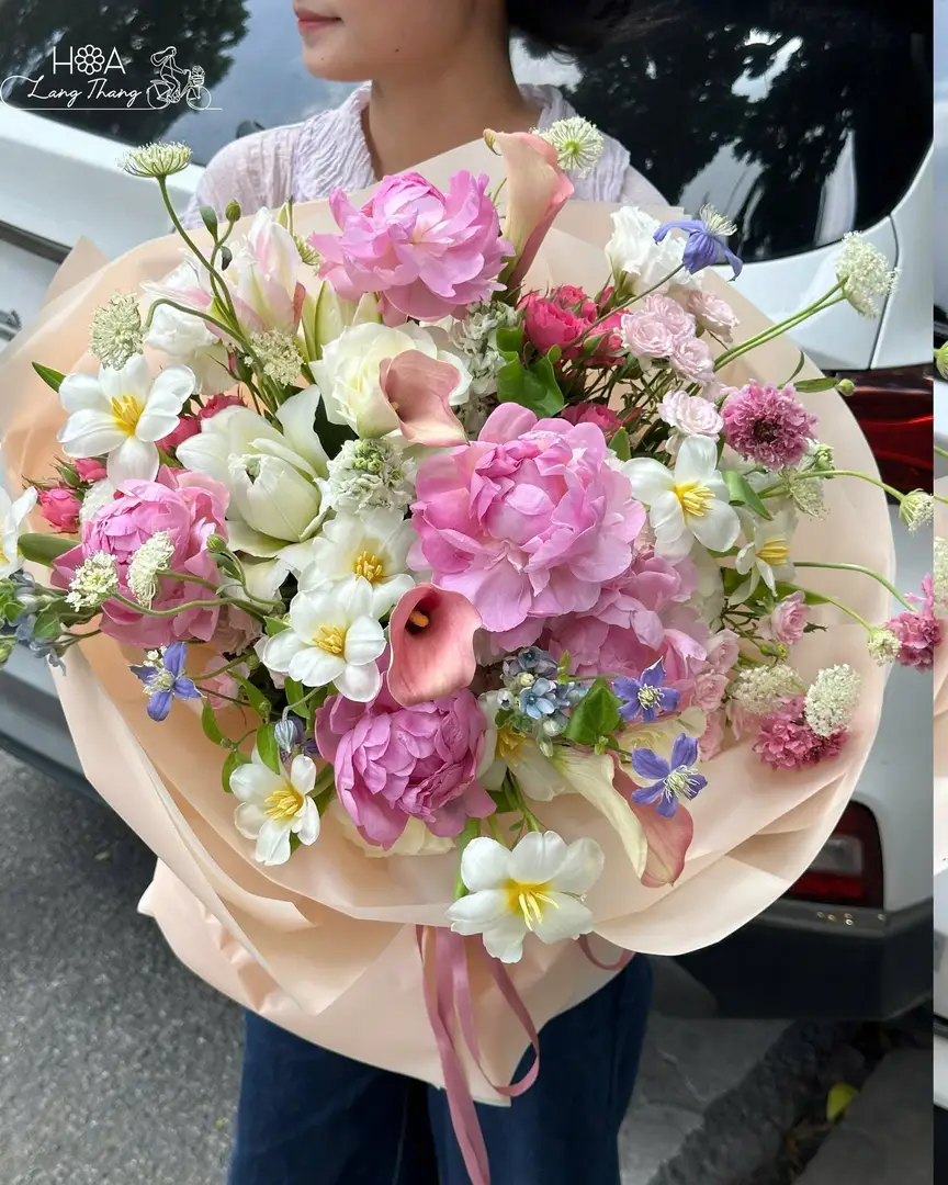 Bó hoa đa sắc với hoa hồng, tulip và cẩm tú cầu, kiểu cắm tươi đẹp