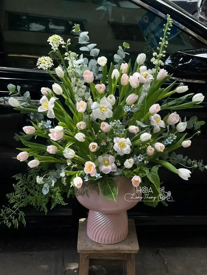 Bình hoa cao cấp với tulip và hoa lan, kiểu cắm sang trọng, màu hồng và trắng
