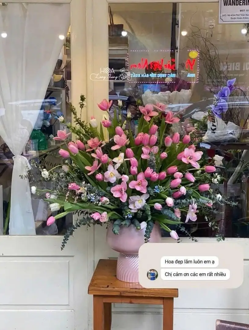 Bình hoa lớn với tulip hồng và lan hồ điệp trắng, cắm đẹp mắt, trang trí shop hoa