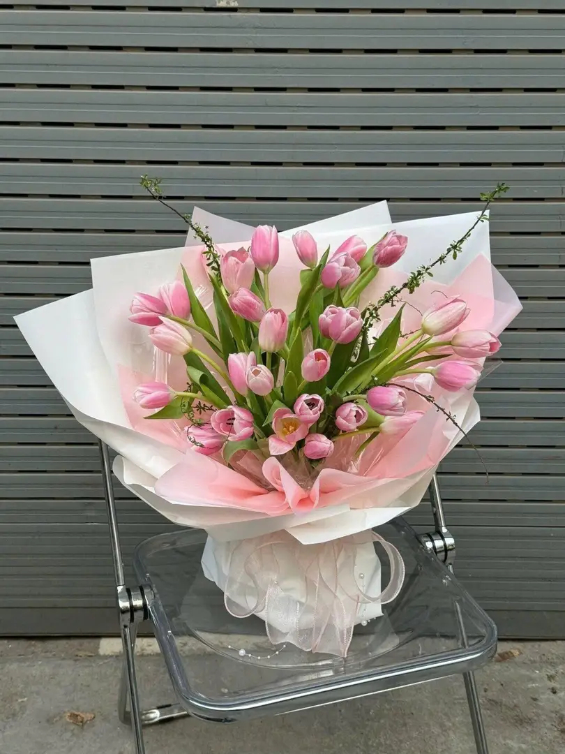 Bó hoa tulip hồng tươi đẹp, trang trí nhẹ nhàng, thích hợp làm quà tặng