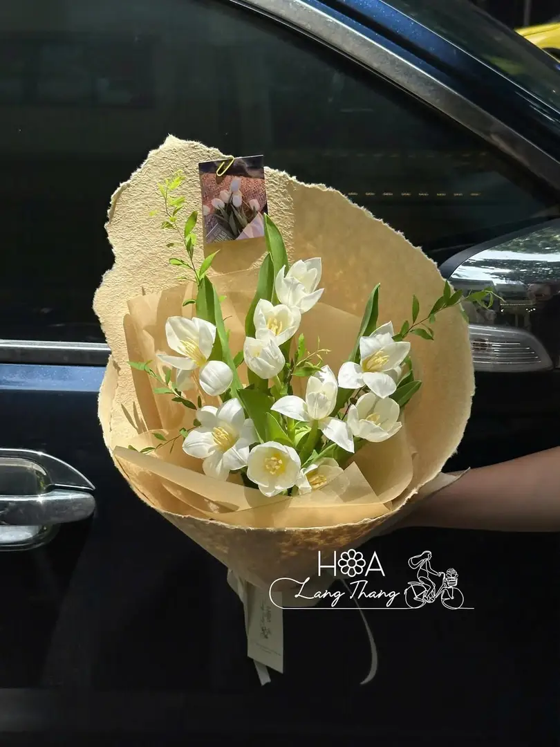 Bó hoa trắng tinh khiết với lan hồ điệp và lá xanh mát, cách cắm đơn giản đẹp mắt
