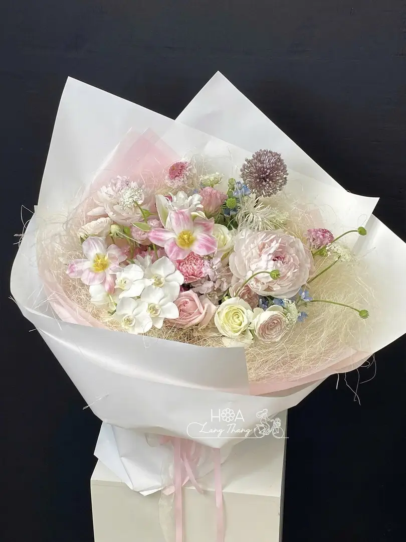 Bó hoa tinh tế với hồng, mẫu đơn và lan hồ điệp, kiểu cắm độc đáo
